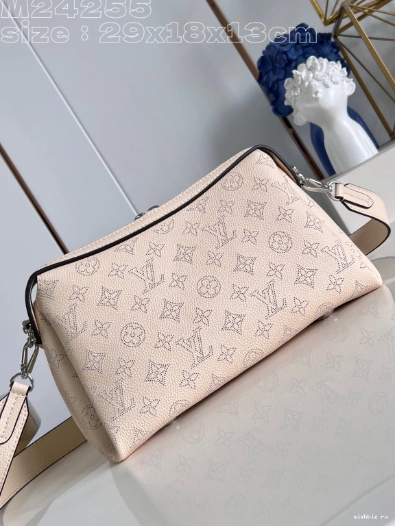 WIS VUITTON LOUIS - 13CM 18 29 x Hand PM x It All 1103